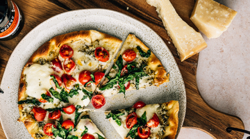 Pizza blanche aux tomates et aux oignons