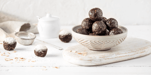 Recette, boules d'énergie aux dattes avec huile de noix de coco saveur cannelle