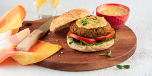 Boulette végétalienne marinée servie en burger