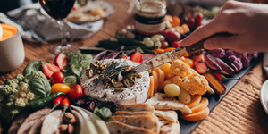 Cette recette est un classique pour un plateau de fromage réussi. Servez le camembert fondant en apéro, en entrée ou même sur une belle salade pour un repas absolument décadent.
