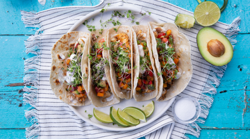 Tacos de poisson et salsa aux fraises