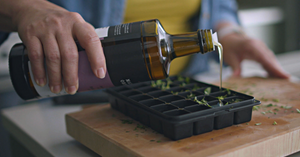 Herbes fraîches dans l'huile