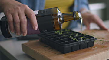 Herbes fraîches dans l'huile