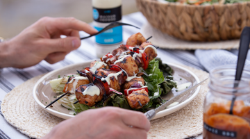 Brochettes de poulet BBQ et salade grillée