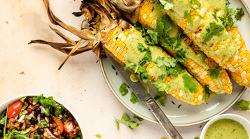 Mais grillé, véganaise chimichurri et salade d'épeautre