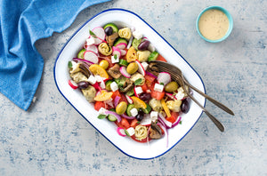 La vraie salade grecque, prête en quelques minutes grâce à notre vinaigrette-marinade grecque