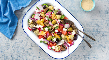 La vraie salade grecque, prête en quelques minutes grâce à notre vinaigrette-marinade grecque