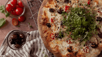 Pour changer de la traditionnelle sauce tomate comme base de sauce à pizza, on vous propose d’utiliser notre vinaigrette-marinade Catalane qui est légèrement sucrée. / To change from the traditional tomato sauce, we propose the use of our Catalan Vinaigre