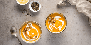 Recette, potage à la courge musquée grillée avec l'huile de noix de coco saveur gingembre