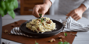 Pâtes aux noix et à la ricotta, une recette rapide et crémeuse, absolument délicieuse qui change du traditionnel spaghetti. Amazingly delicious walnut and ricotta pasta recipe. Change things up and try this creamy recipe.