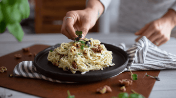 Pâtes aux noix et à la ricotta, une recette rapide et crémeuse, absolument délicieuse qui change du traditionnel spaghetti. Amazingly delicious walnut and ricotta pasta recipe. Change things up and try this creamy recipe.