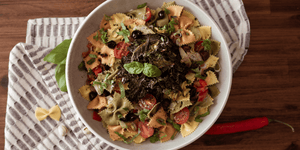 Un grand classique de tous les regroupements de famille est bien sûr la salade de pâtes qui est sucrée grâce à la vinaigrette qu’on met dedans. / Pasta salad, a family dinner classic, is best sweetened with the right kind of vinaigrette.
