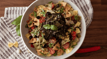 Un grand classique de tous les regroupements de famille est bien sûr la salade de pâtes qui est sucrée grâce à la vinaigrette qu’on met dedans. / Pasta salad, a family dinner classic, is best sweetened with the right kind of vinaigrette.