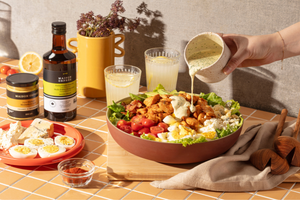 Salade Cobb au poulet, vinaigrette yogourt, Dijon et huile d’olive