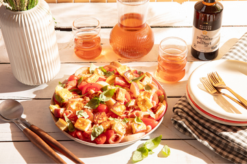 Salade de tomates, pêches et halloumi
