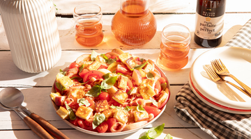 Salade de tomates, pêches et halloumi