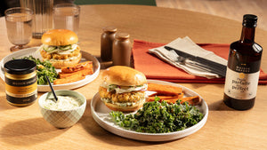 Burger de saumon avec sauce crèmeuse aux cornichons