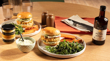 Burger de saumon avec sauce crèmeuse aux cornichons