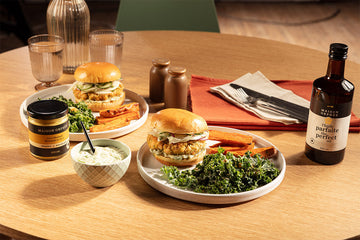 Burger de saumon avec sauce crèmeuse aux cornichons