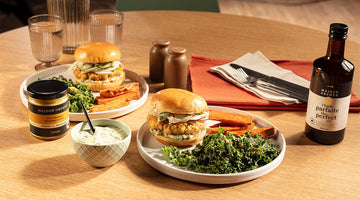 Burger de saumon avec sauce crèmeuse aux cornichons