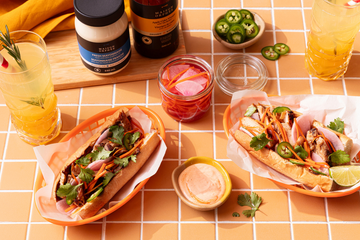 Bánh mì au poulet grillé et légumes marinés