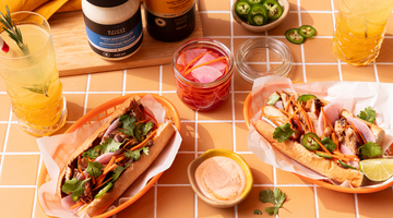 Bánh mì au poulet grillé et légumes marinés
